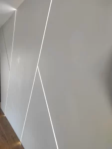 Paski LED w ścianie