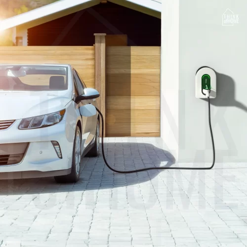 Stacja Schneider Charge ładuje samochód elektryczny na podjeździe domu prywatnego